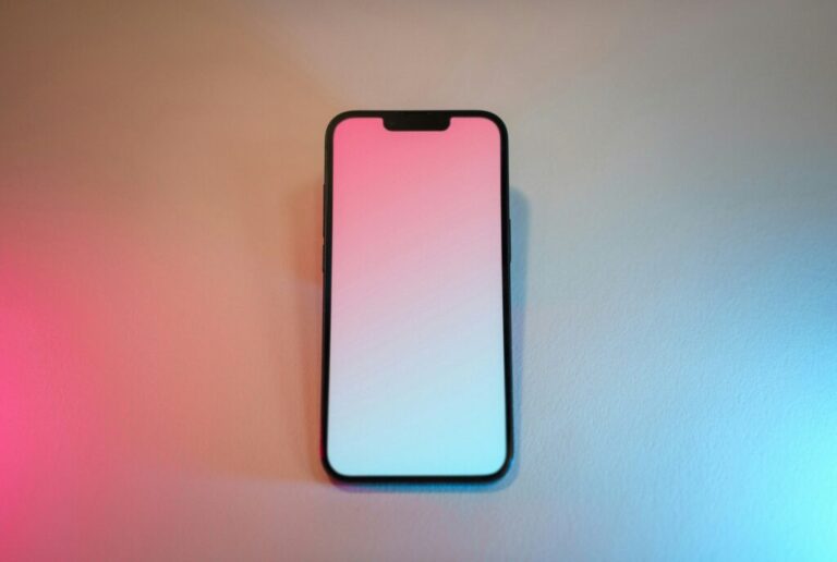 telefoon met roze blauwe overgang als scherm en achtergrond met roze en blauw licht